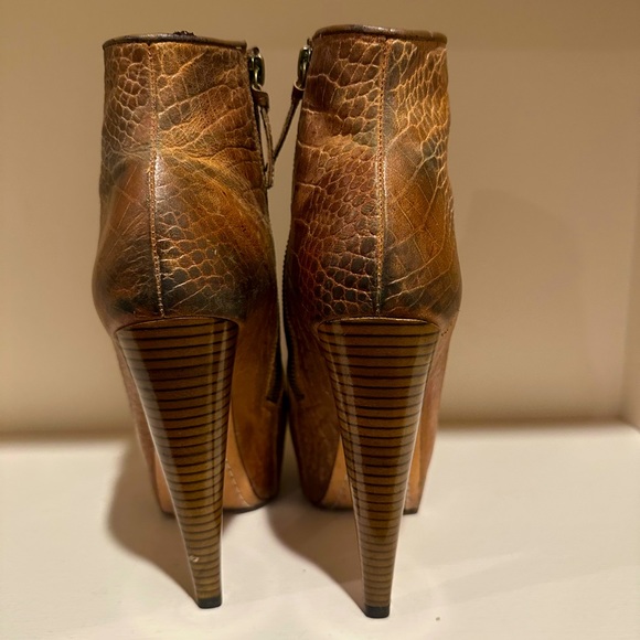 ALICE AND OLIVIA embossed leather boots size 7 1/2 - Picture 4 of 5